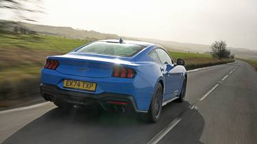 Ford Mustang GT, вид сзади в движении
